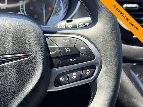 Certified 2025 Chrysler Pacifica Select FWD image 22