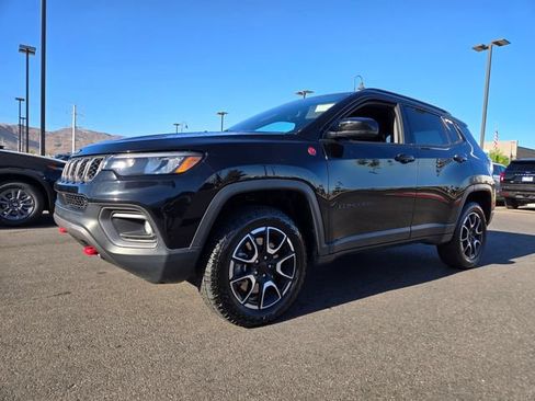 Used 2024 Jeep Compass Trailhawk AWD/4WD image 2