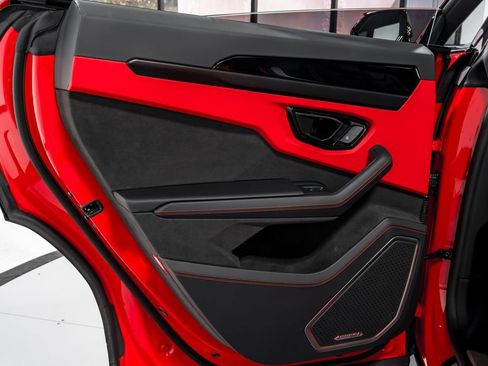 Used 2025 Lamborghini Urus SE AWD/4WD image 29