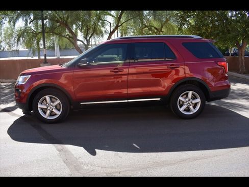 Used 2019 Ford Explorer XLT w/ Equipment Group 202A FWD image 4