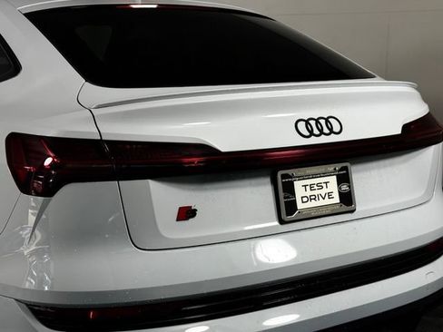 Used 2022 Audi e-tron Premium Plus w/ Premium Plus Package AWD/4WD image 16