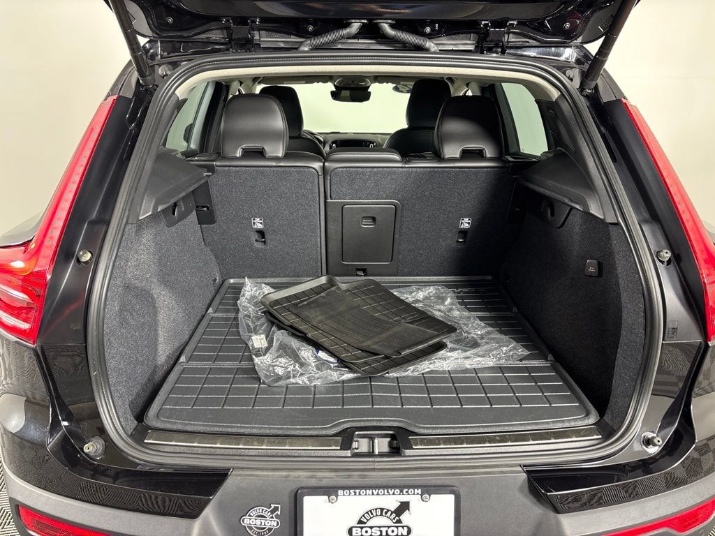 Certified 2024 Volvo XC40 B5 Ultimate w/ Climate Package AWD/4WD image 8