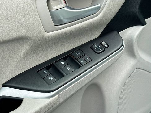 Used 2015 Toyota Camry LE FWD image 18