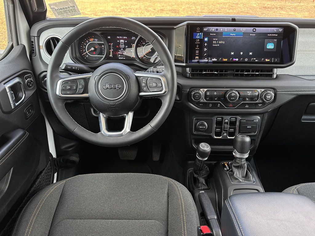 Used 2025 Jeep Wrangler Unlimited Sahara AWD/4WD image 10