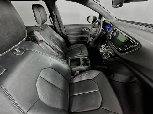 Used 2025 Chrysler Pacifica Select image 27