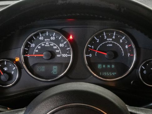 Used 2018 Jeep Wrangler Unlimited Sahara w/ Connectivity Group AWD/4WD image 14