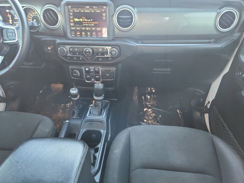 Used 2020 Jeep Wrangler Unlimited Sahara image 21