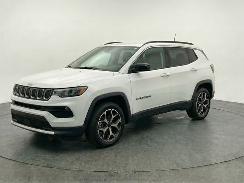 Used 2025 Jeep Compass Latitude AWD/4WD image 3