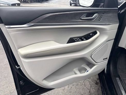 Used 2023 Jeep Grand Cherokee Overland w/ Luxury Tech Group IV AWD/4WD image 20