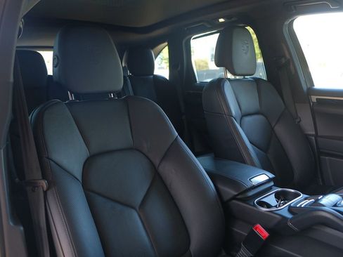 Used 2017 Porsche Cayenne S image 28