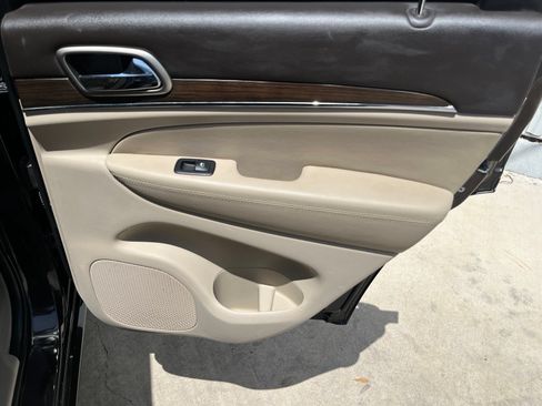 Used 2017 Jeep Grand Cherokee Overland RWD image 15