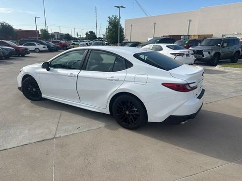 Used 2025 Toyota Camry SE FWD image 5