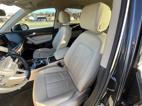 Used 2021 Audi Q5 Premium w/ Convenience Package image 18
