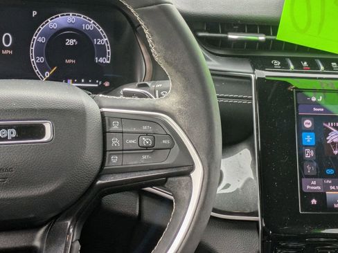 Used 2023 Jeep Grand Cherokee L Laredo image 14