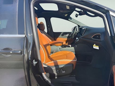 New 2026 Chrysler Pacifica Pinnacle image 42
