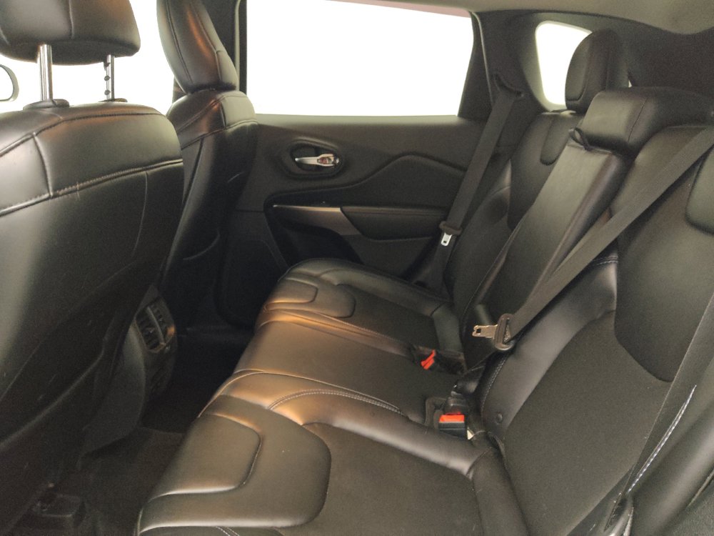 Used 2019 Jeep Cherokee Latitude Plus w/ Cold Weather Group AWD/4WD image 18