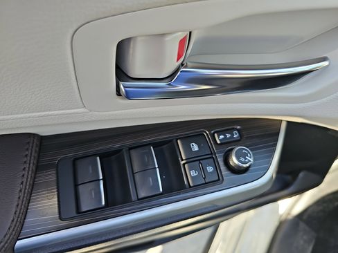 Used 2024 Toyota Sienna Platinum image 29