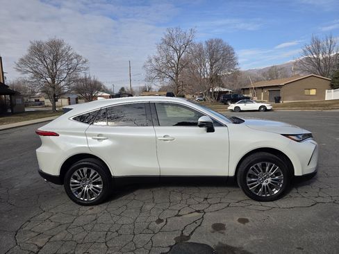 Used 2022 Toyota Venza XLE image 3