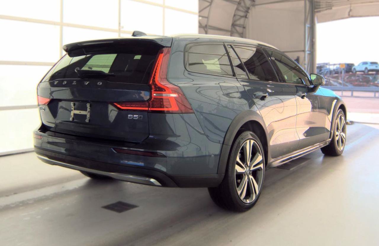 Used 2025 Volvo V60 B5 Cross Country Plus AWD/4WD image 2