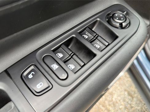 Used 2023 Jeep Renegade Latitude AWD/4WD image 19