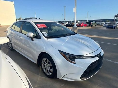 Used 2025 Toyota Corolla LE FWD image 2