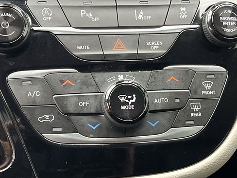 Used 2024 Chrysler Pacifica Touring-L FWD image 21