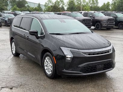 New 2027 Chrysler Pacifica Select w/ Family Tech Group