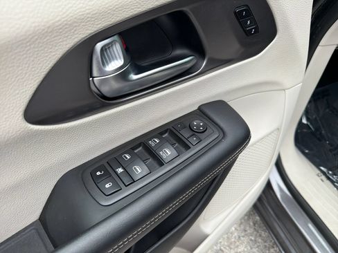 Used 2023 Chrysler Pacifica Touring-L FWD image 28