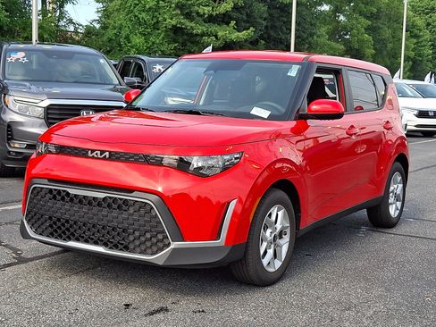 Certified 2025 Kia Soul LX w/ LX Technology Package FWD image 2
