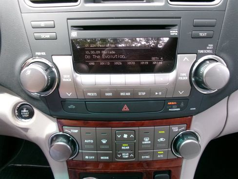 Used 2012 Toyota Highlander Limited w/ Tow Pkg FWD image 39