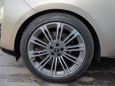 Used 2024 Land Rover Range Rover Long Wheelbase SE image 11