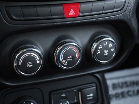 Used 2015 Jeep Renegade Latitude image 31