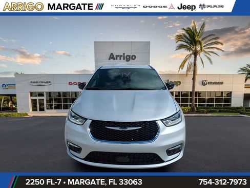 New 2026 Chrysler Pacifica Select FWD image 3