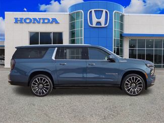 Used 2025 Chevrolet Suburban High Country video 2