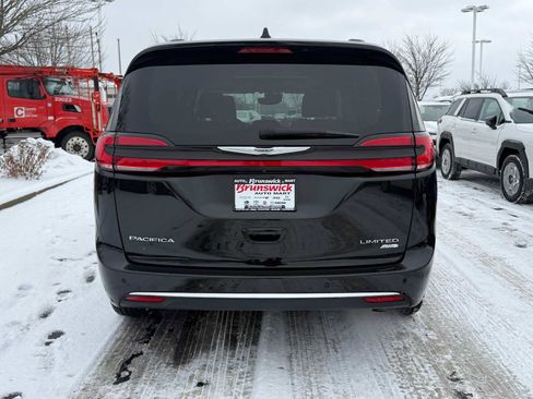 Used 2023 Chrysler Pacifica Limited image 5