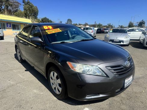 Used 2009 Toyota Camry LE FWD image 1