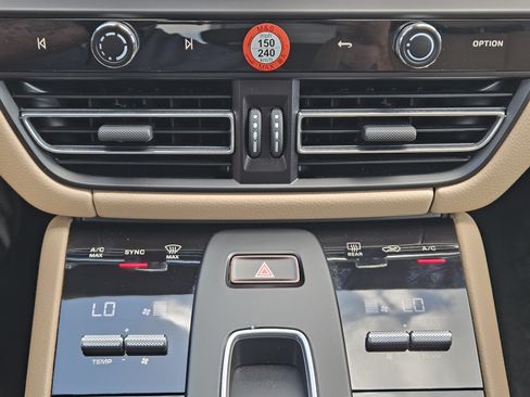Certified 2026 Porsche Macan AWD/4WD image 19
