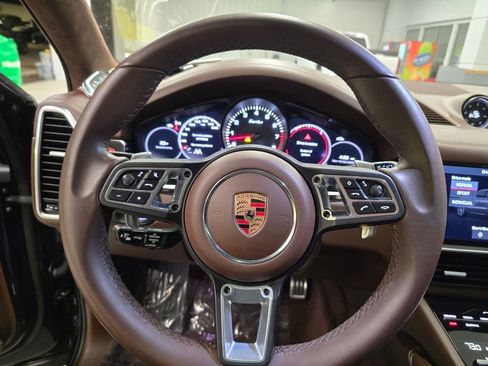 Used 2020 Porsche Cayenne Turbo image 19