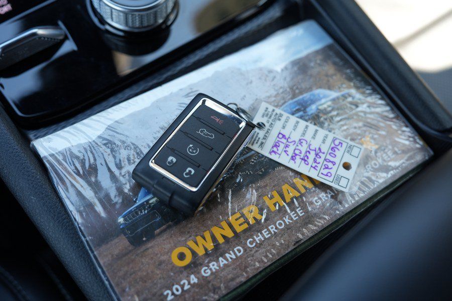 Used 2024 Jeep Grand Cherokee L Limited w/ Luxury Tech Group II AWD/4WD image 35