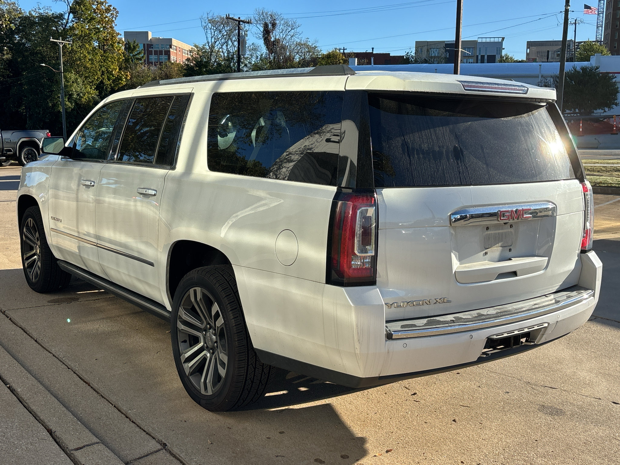 Used 2019 GMC Yukon XL Denali w/ Denali Ultimate Package AWD/4WD image 6