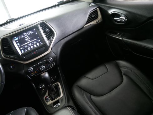 Used 2017 Jeep Cherokee Limited AWD/4WD image 11