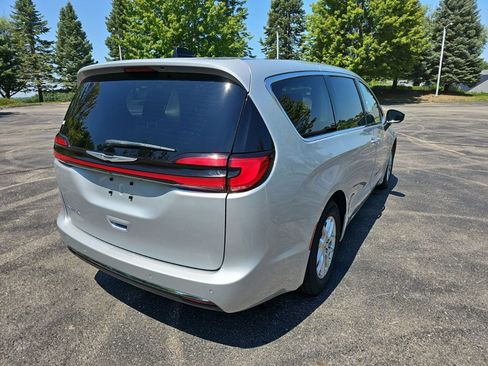 Used 2023 Chrysler Pacifica Touring-L FWD image 6