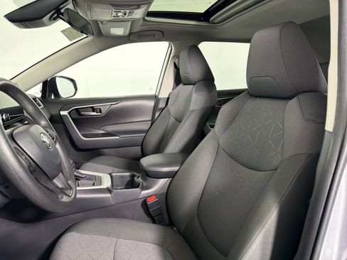 Used 2025 Toyota RAV4 XLE w/ Convenience Package FWD image 4