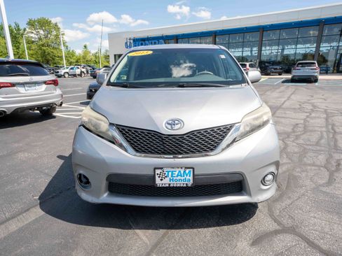 Used 2013 Toyota Sienna SE FWD image 2