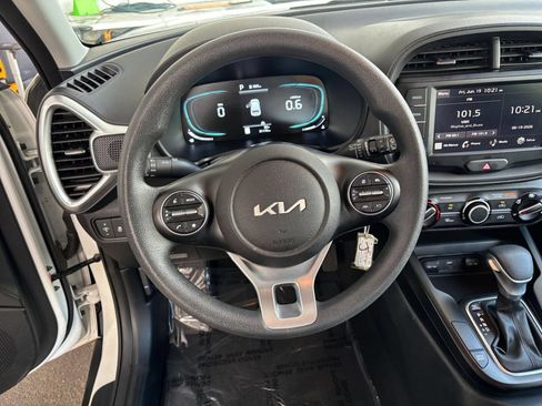 Used 2025 Kia Soul LX w/ LX Technology Package FWD image 28