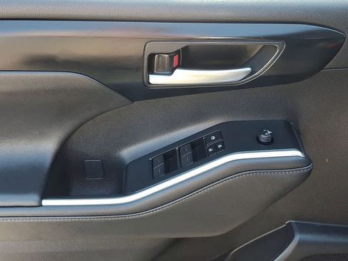 Used 2024 Toyota Highlander XLE AWD/4WD image 10