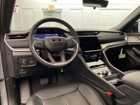 New 2025 Jeep Grand Cherokee Limited image 9