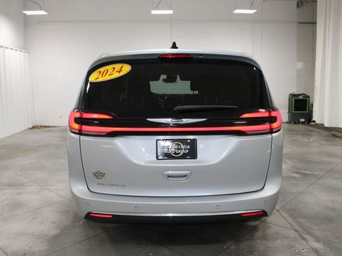 Used 2024 Chrysler Pacifica Touring-L image 8