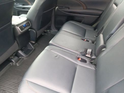 Used 2018 Toyota Highlander XLE image 18