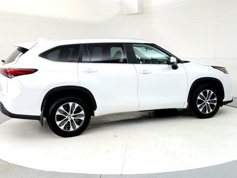 Used 2023 Toyota Highlander XLE AWD/4WD image 6